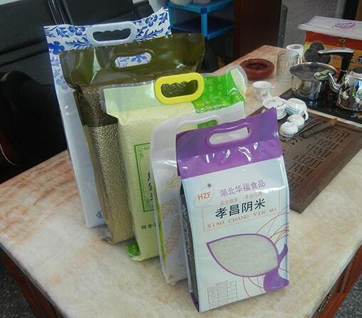 Návrh pytlů na rýži by se měl zaměřit na koncept značky a umístění barev